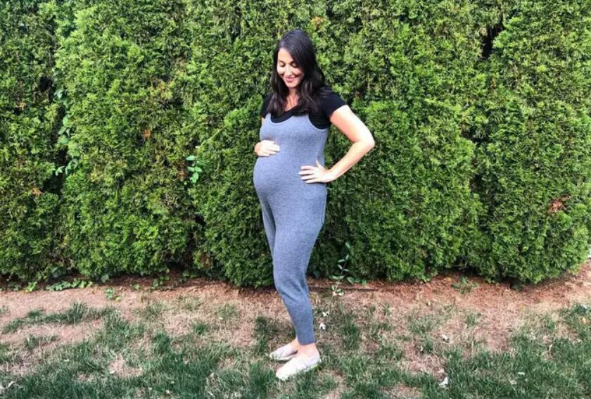 how to wear yoga pants for pregnant women